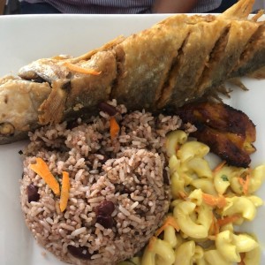 pescado frito con arroz con coco y ensalada