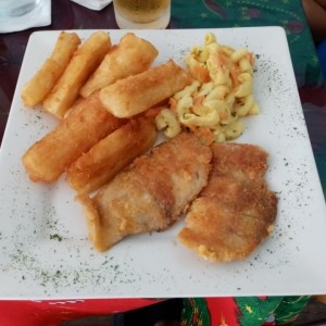 Pescado a la plancha con Yuca frita y ensalada