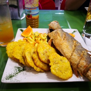 Corvina frita con patacones