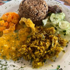 Bacalao al Curry. escobich, camarones y arroz con coco