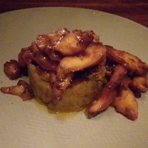 Pulpo con papas revolcona  y salsa afronantillana.