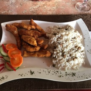 Deditos de pollo y arroz con coco y guandu