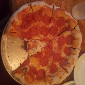 Pepperoni Classic, con borde relleno de pepperoni, mozzarella y aceitunas negras