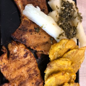 Pollo, Chuleta con patacones y Yuca al Moho