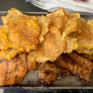 Patacones, pollo y puerco