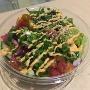 poke bowl de atun y salmon a base de lechuga