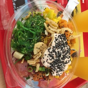 poke de tres proteinas con mango, wakame, cebollin, camote