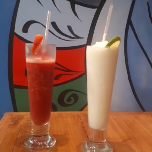 dos deliciosas bebidas una de fresa y otra de limon con coco