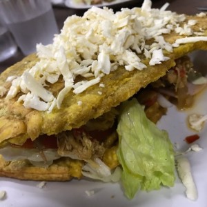 Patacon de Carne y Pollo Esmechado