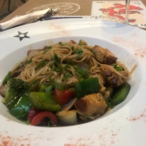 Pad Kee Mao de pollo