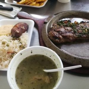 Churrasco con arroz con vegetales y sopa