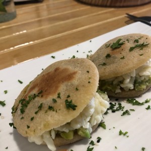 Arepas keto (reina pepiada)