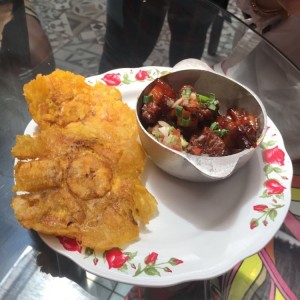 Chicharrones glaseados con salsa de tamarindo