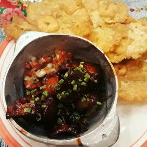 Chicharron glaseado en salsa de tamarindo