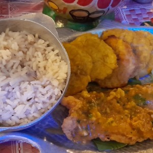 Filete de corvina al anillo con arroz con coco y patacones