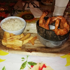 camarones apanados con arroz con coco y yuca