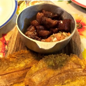 patacones en salsa de tamarindo