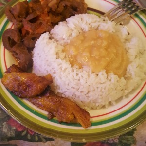 bistec picado con arroz blanco, tajadas y arbejas