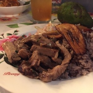 Lechona, arroz con guandu y Tajada