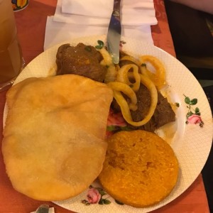 Bistec Encebollado con Hojaldre y Tortilla