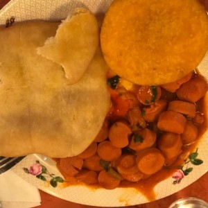 Salchichas Guisadas con Tortilla y Hojaldre