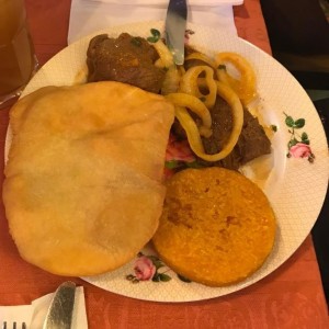 Bistec Encebollado con Hojaldre y Tortilla