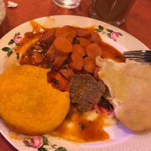 Salchichas Guisadas con Hojaldre y Tortilla