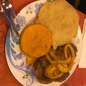 Bistec Encebollado con Hojaldre y Tortilla