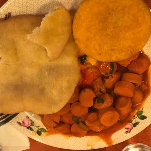 Salchichas Guisadas con Hojaldre y Tortilla