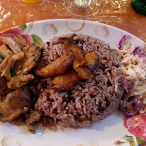 Arroz con guandu, ensalada, tajada y lechona