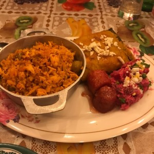 Arroz con pollo, tamal, platano en tentacion, ensalada de feria