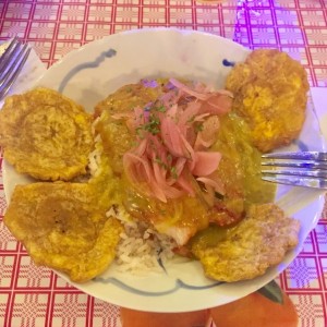 Pescado al escabeche y arroz con coco.