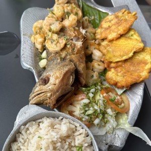 Pescado Frito Entero con Camarones con Coco y Curry