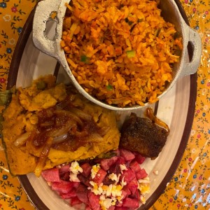 arroz con pollo y ensalada de papa