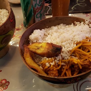 Macarron con gallina y arroz