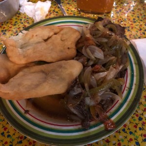 Bistek encebollado con hojaldres