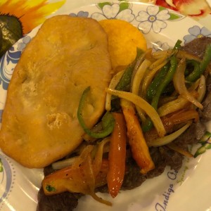 Bistek encebollado con hojaldre y tortilla