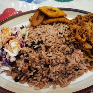 Ropa vieja con arroz con guandu y tajadas. 