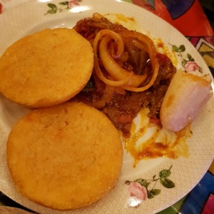 Tortillas con bistec encebollado