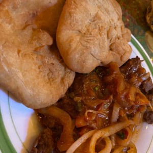 bistec encebollado