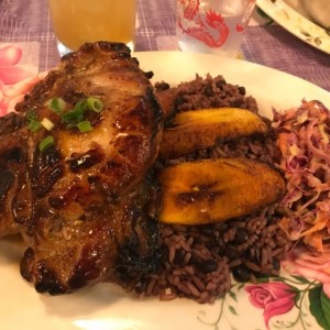 Chuleton, Arroz con guandu, tajada y ensalada de repollo