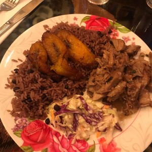 Lechona, arroz con guando, ensalada y tajada