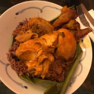 ?El mono? pollo guisado y arroz con guandu