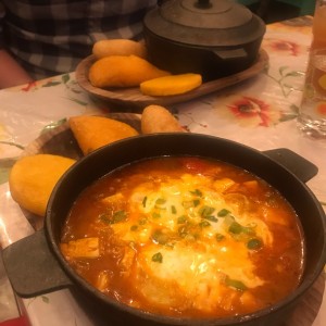 ?huevos jondiados? modificado para vegetarianos, sin chorizo y frituras con queso.