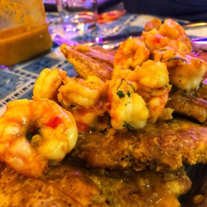 Patacones con Camarones al Ajillo