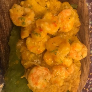 Camarones al ajillo con patacones