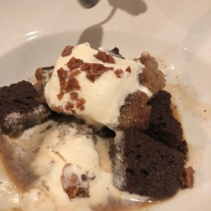 delicioso postre de chocolate y helado 