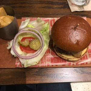 Bourbon black and blue burger y yuca frita