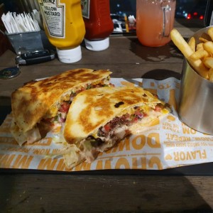 Quesadilla Burger con papas fritas