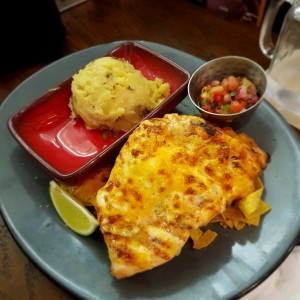 Filete de Pollo sobre nachos y pure